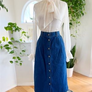 Vintage denim skirt, high waisted style with pockets, vintage 80’s size 12